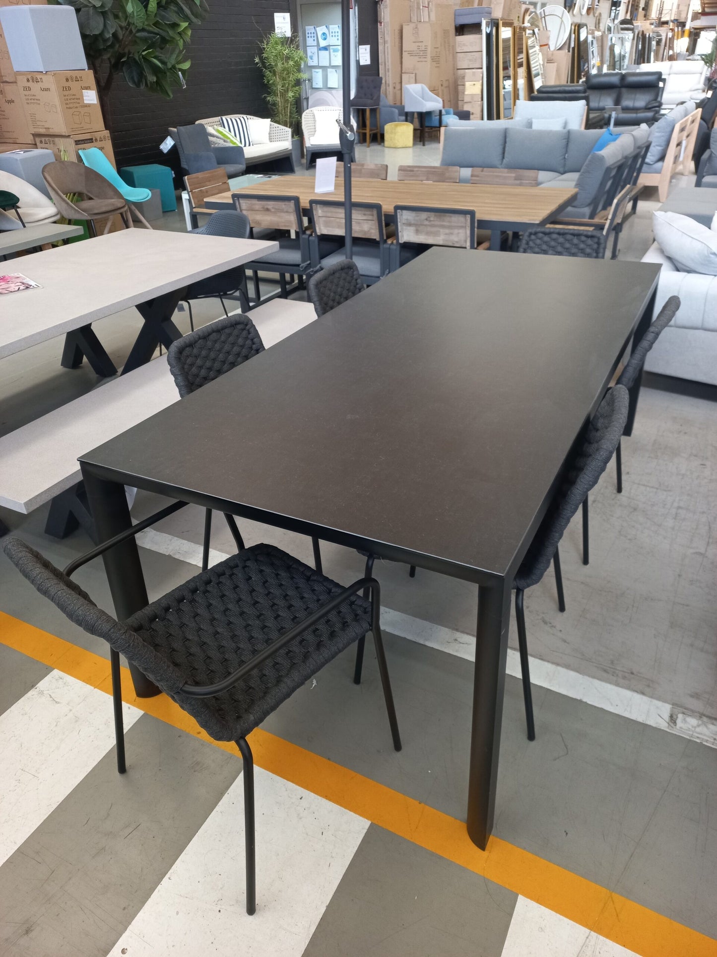 Avery Dining Table 1900- Black